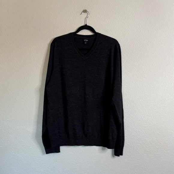 Apt. 9 Other - Apt. 9 Men's Charcoal V-Neck Sweater sz XL 
EUC